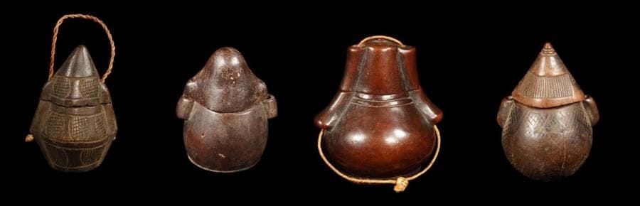 Lot de 4 poires à poudre KUBA (R.D. Congo). Hauteurs:environ 10 cm chaque.