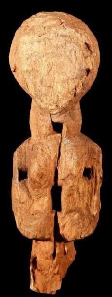 Fétiche LUBA (R.D.Congo). Fétiche raviné de patine rouge, le cou et les avant-bras perçés d'un trou carré (fixation ou charge magique?).. Hauteur:28 cm.