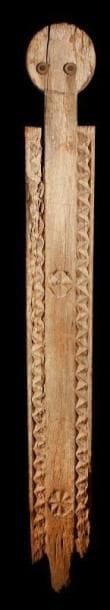 Poteau commémoratif MIJIKENDA/GIRIAMA (Kenya). Poteau funéraire des membres importants de la société «Chama chagohu» (société des bienheureux). Planche de bois ravinée, avec tête ronde aux yeux marqués de pièces de métal, sculptée d'un motif répétitif géométrique.. Patine grise avec lichen.. Hauteur:117 cm.
