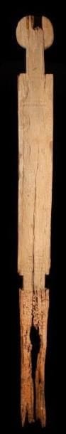 Poteau commémoratif MIJIKENDA/GIRIAMA (Kenya). Grand poteau funéraire de la societé «Chama chagohu», tête ravinée par les intempéries, motifs géométriques. Bois à patine grise.. Hauteur:186 cm.