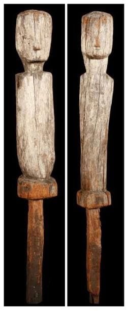 Lot de 2 poteaux KAGURA/NYAMWESI (Tanzanie). Poteaux à patine grise lichenifiée surmontés d'effigies funéraires.. Hauteurs:56 cm chaque.
