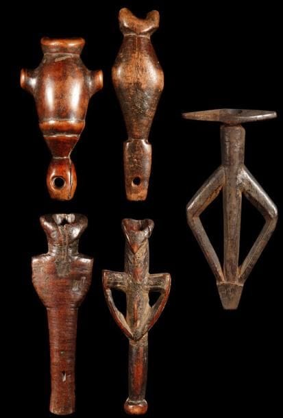 Lot de 5 flûtes NUNA/GURUNSI (Burkina Faso). Utilisées pour la chasse et les danses de rites agraires.. Belle patine d'usage, une flûte restaurée.. Hauteurs:de 10 cm à 17 cm.