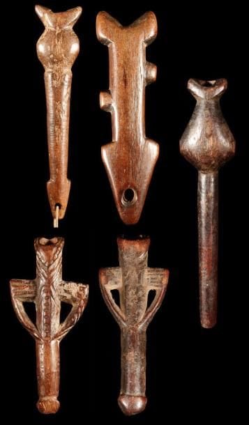 Lot de 5 flûtes GURUNSI/MOSSI (Burkina Faso). Petites flûtes de danse.. Belle patine d'usage.. Hauteurs:de 13 cm à 19,5 cm.