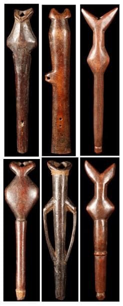 Lot de 6 flûtes (Burkina Faso). Utilisées au cours des danses.. Patine brune de forte utilisation.. Hauteurs:de 20 à 30 cm.