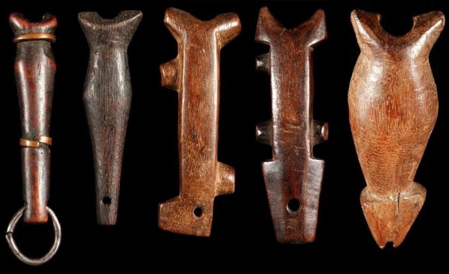 Lot de 5 petits sifflets (Burkina Faso). Hauteurs:environ 10 cm chaque.