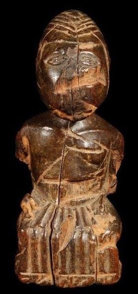Statuette POMDO (?) (Guinée). Personnage agenouillé, patine ancienne brune, érosions.. Hauteur:16 cm.
