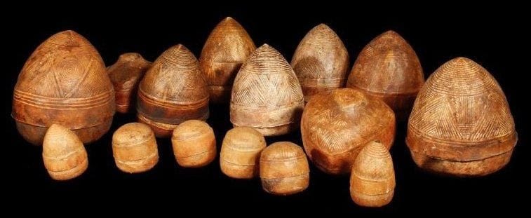 Lot de 8 boites TOUAREG. En peau de chèvre ou de mouton, le couvercle finement décoré de motifs géométriques, ces «Dagebat» servaient à conserver le tabac à priser, les graines et les bijoux.. Différentes tailles.