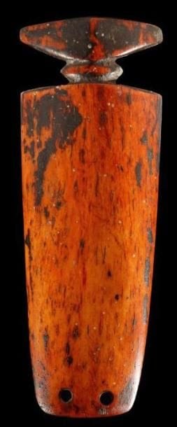 Pendentif en ivoire LOBI (Burkina Faso). Porté autour du cou par les dignitaires, il a été taillé autour de l'axe central de la défense. Belle patine ocre rouge.. Hauteur:15 cm.