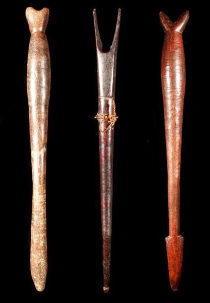 "Lot de 3 grandes flûtes NUNA/MARKA. (Burkina Faso). De très grandes tailles, elles sont utilisées lors des compétitions de lutte et certaines de ce type sont considérées comme des flûtes de guerre.Très belles patines de grande utilisation brun nuancé.. Hauteurs:51 cm ; 59 cm et 61 cm."