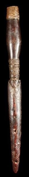 Flûte de chasse MARKA (Burkina Faso). Magnifique décoration géométrique, embout décoré de fibres.. Ancienne patine d'usage brun foncé.. Hauteur:38 cm.