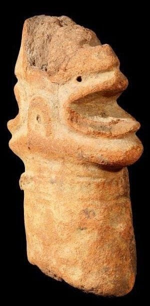 Terre cuite KOMA (Ghana). Personnage janus phallomorphe, la bouche grande ouverte, engobe rouge.. Hauteur:16 cm.