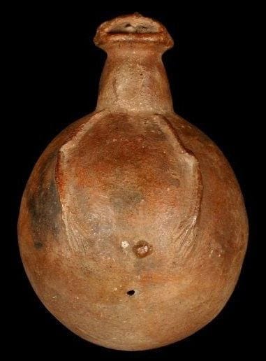 Poterie JEN (Nigéria). Terre cuite anthropomorphe à tête casquée,les bras ramenés sur la panse. Belle patine brun clair. Un petit trou sous le ventre.. Hauteur:27 cm.