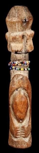 Statuette WURKUN (Nigéria). Fichée sur un piquet en fer, sculpture très cubisante, bras en arcs de cercle, visage schématique, patine brun luisant de très grande utilisation et ancienneté.Colliers de perles multicolores.. Hauteur:42 cm.