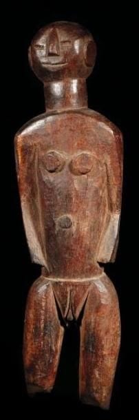 Statue TIV (Nigéria). Statue «Ihambe», féminine, au style réaliste, la tête ronde posée sur un cou et des épaules puissants. Bras le long du corps jusqu'à la taille. Cuisses fortes, sexe marqué, les seins et le nombril en pastilles rondes, le bas des jambes manque sans altérer la sculpture et son imposante puissance. Bois d'acajou très dur à patine ancienne brun fonçé.. Hauteur:57 cm.