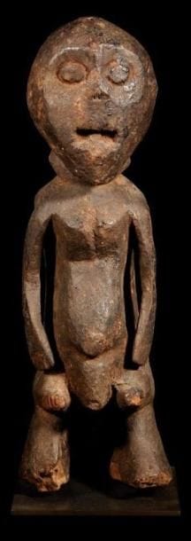 Statuette KAKA/MBEMBE (Nigéria). Puissante sculpture, les jambes pliées, les bras en avant, tête massive donnant à la statue une force imposante. Nous retrouvons dans cette statue une nette influence des voisins Mambila. Forte patine fonçée.. Hauteur:41 cm.. Provenance:collection Philippe Daviaud, Paris.