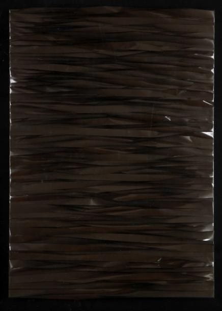 Michel MAGNE
Bandes filiées marron sur fond noir, 1976 Bandes magnétiques sur panneau. Signé, daté et titré au dos. 64 x 49 cm