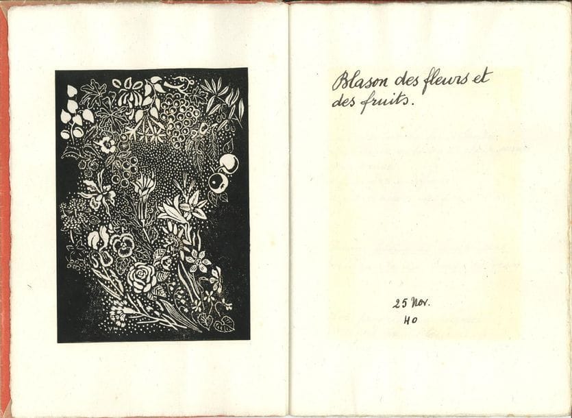 Paul ÉLUARD (1895-1952). Manuscrit autographe signé, Blason des fleurs et des fruits, 1940 ; 12 pages in-8, sur papier vélin, avec plusieurs gravures de Valentine HUGO, couverture de papier rouge ; reliure de plexiglas, noir pour le second plat, le premier plat fumé sur les bords et transparent au centre laissant voir le portrait de Paul Éluard par Valentine Hugo, dos de maroquin noir, étui (Mercher, 1960).

Précieux manuscrit original, exemplaire de Valentine Hugo.
Blason des fleurs et des fruits fut copié en 1940 par Éluard à 12 exemplaires illustrés d’un bois gravé de Valentine Hugo. Celui-ci est l’exemplaire n° 1, celui de Valentine Hugo, qui a noté : « mon exemplaire avec les corrections de Paul Eluard ».
En effet, ce manuscrit comprend de nombreuses ratures et corrections, présentant quantité de variantes inédites.
La page de titre porte la date « 25 nov. 40 » ; en regard, le bois gravé de Valentine Hugo (n° 1/12) ; Valentine Hugo a ajouté à l’exemplaire divers états de ce bois : épreuve sur papier or n° 1, 1 chine bois rayé, 1 japon ancien bois rayé, « unique épreuve essai sur japon ancien ». L’exemplaire comprend encore un projet autographe d’Éluard pour la page de titre avec un oiseau dessiné par Éluard ; en tête, un remarquable portrait d’Éluard gravé au pointillé par Valentine Hugo, signé et numéroté 15/40.
Blason des fleurs et des fruits fut placé par Éluard en 1941 dans son Choix de poèmes puis en 1942 dans Le livre ouvert II ; ce long poème sera dédié à Jean Paulhan.
Ancienne collection du colonel Daniel Sickles (Bibliothèque d’un amateur. Surréalisme, Dadaïsme, Cubisme, 23-24 mars 1981, n° 151).