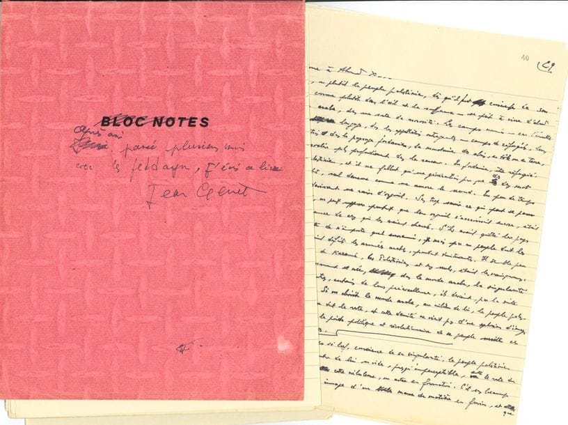 Jean GENET (1910-1986). Manuscrit autographe signé, Après avoir passé plusieurs mois avec les feddayn j’écris ce livre, [1971] ; 18 pages in-4 d’un Bloc notes, la plupart encore attachées au bloc, foliotées ; titre et signature sur la couverture de papier rose du bloc. 

Projet de préface qui semble inédit pour un livre sur la « révolution palestinienne », qui deviendra Un captif amoureux (ouvrage posthume, 1986). 
Genet replace d’abord la situation en Palestine dans son contexte historique et politique : « Le sens du mot révolution est multiple. […] Pour les Palestiniens, les mouvements de libération peuvent leur apparaitre comme une révolution à l’intérieur du monde arabe. On ne leur en fera aucune querelle, mais c’est avec une certaine tristesse que l’on apprend que le mot “fedday” veut dire en arabe sacrifié. Cet excès de résignation aurait pu disparaitre si les feddayn étaient partout vainqueurs, mais aujourd’hui ils semblent en effet sacrifiés à l’armée jordanienne ». Il explique que le 20 février 1971 les trois principaux mouvements (Fatih, FDPLP, Saïda) décident d’avoir un commandement militaire unique. Mais le LCCOLP s’oppose à la création d’un état palestinien : « L’existence d’un tel état serait souhaitée par l’URSS. Territorialement il occuperait la Cisjordanie et une partie de la Transjordanie »… Genet décrit la vie des Palestiniens, de ces feddayns pris en otages par tant d’enjeux contraires et menaçants, les actions de la résistance palestinienne, le rôle de l’Islam sur ces territoires, de l’URSS (qui soutient les palestiniens), des États-Unis (pro-Israël), etc… Il insiste sur l’importance du rôle de la femme palestinienne : « Rien ne pourra être entrepris sérieusement si l’on n’accepte pas la libération de la femme palestinienne. Il ne s’agit pas seulement de la femme dans la vie publique, politique […]. Ce pouvoir elle l’exerce mais par le biais d’une suggestion alors qu’en dernier ressort c’est l’homme qui décide. Il est indispensable que 