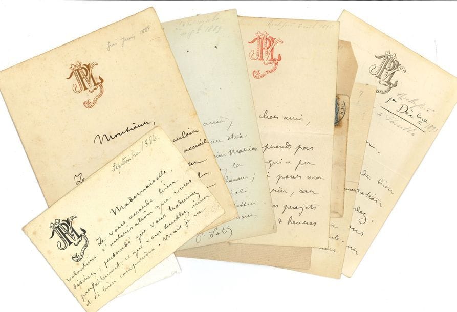 Pierre LOTI (1850-1923). 24 L.A.S. à divers, 1886-1919 ; 56 pages formats divers, quelques-unes à son chiffre (certaines à la devise Mon mal m’enchante), quelques enveloppes ou adresses (petits défauts à quelques lettres).

[Septembre 1886], à une traductrice. [Juin 1887], priant de « faire un indulgent accueil à un petit livre très décousu » [Propos d’exil]… [1889], envoi de la photo « de la porte de mon harem »… [Rochefort 28 octobre 1890], à Émile Pouvillon, à propos d’une rencontre manquée… [1891], il n’est pas retourné à Pen-Bron depuis son article, mais sait que l’hôpital « a été augmenté de moitié »… [1890 ?], il y a déjà des traductrices pour Propos d’exil et Le Mariage de Loti… [1892 ?], au sujet d’un concert de « notre petite amie Isabelle » [Levallois]… Hendaye 6 juillet 1894, en faveur d’un marin de son bateau qui veut être admis comme douanier à La Rochelle ou Rochefort… [28 novembre 1896], à Juliette Adam au sujet d’un article qu’il lui a promis. [Hendaye avril 1898], refusant d’écrire une préface… [Mai 1898], pour la vente de ses photographies à Madrid. [28 octobre 1898], à la princesse Bibesco, se réjouissant de voir Saint-Saëns. [1906 ?], au sujet de l’engagement du peintre Étienne à Rochefort. [Rochefort 26 novembre 1906], au marquis de Ségur, lui promettant sa voix, sauf si Jean Aicard se présente. [25 décembre 1910], à Edmond Perrier, le remerciant de son « très beau et si curieux livre »… [Début 1912], à Gaston Calmette, sur les réactions à un article sur l’Italie… Avril 1919, à un « cher petit ami », sur ses relations avec Calmann Lévy : « Il me tient par un traité inéluctable qui durera plus longtemps que ma vie »…

