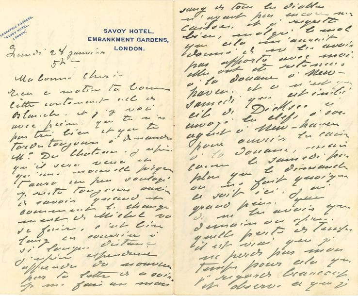 Claude MONET (1840-1926). L.A.S. « ton vieux Claude », Londres Lundi 28 janvier [1901] 5 h., à sa femme Alice, « Ma bonne chérie » ; 6 pages in-8, en-tête Savoy Hotel.

Belle lettre de Londres.
Il se fait un mauvais sang de tous les diables de n’avoir pas encore reçu ses caisses, qui ont été retenues à la douane à Newhaven : « comme le samedi pas plus que le dimanche on ne fait quoi que ce soit ici, j’ai grand peur de ne les avoir que demain ou après. Quelle perte de temps. Il est vrai que je ne perds pas mon temps pour cela que je regarde beaucoup et observe ce que je devrais faire, que je fais force études au pastel, qui sont comme des exercices, mais cependant je voudrais être à l’œuvre plus sérieusement »... Il a dîné hier soir au Café Royal avec George Moore : « Nous avons beaucoup causé des événéments, la mort de la queen [Victoria] le laisse froid et il traite d’hypocrisie tout ce deuil, il est plus que jamais contre la guerre et les Anglais et va quitter Londres pour se retirer à Dublin en Irlande. C’est décidément un type curieux et intéressant »... Il apprécie l’amabilité et la prévenance de Sargent. Il a des engagements à dîner chez Sargent, avec Hunter, et vendredi chez Harrison, « un peintre américain qui n’a rien de commun avec le Harrison qui vient à Giverny. Celui ci est tout à fait gentil et sa femme est paraît-il charmante »... Il réclame des lettres longues et détaillées : « tu sais la joie que cela est pour moi ». Il l’engage à ne pas se laisser « aller aux idées sombres [...] Je me porte très bien et serais content si j’avais enfin mes toiles et que puisse les avancer »...
