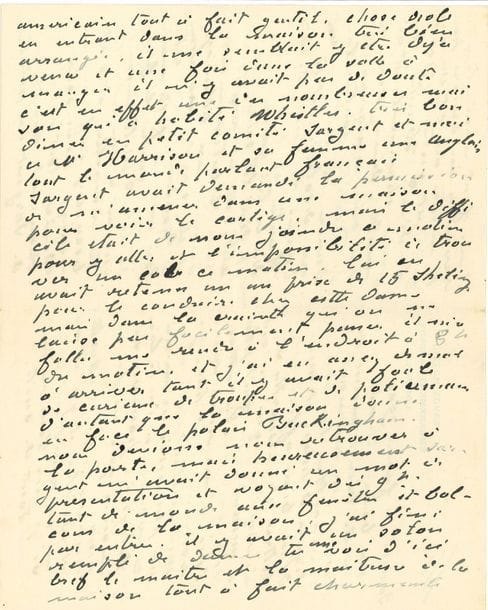 Claude MONET (1840-1926). L.A.S. « ton vieux qui t’aime Claude », Londres Samedi 2 février 1901, à sa femme Alice, « Ma bonne chérie » ; 8 pages in-8, en-tête Savoy Hotel.

Superbe lettre sur les funérailles de la Reine Victoria.
Il raconte son dîner à Piccadilly avec Hunter, et celui de la veille « chez l’ami de Sargent un peintre américain tout à fait gentil [Harrison]. Chose drôle en entrant dans la maison très bien arrangée, il me semblait y être déjà venu et une fois dans la salle à manger il n’y avait pas de doute c’est en effet une des nombreuses maisons qu’a habité Whistler »... Il a eu beaucoup de peine à rejoindre Sargent pour voir le cortège funèbre, et dès 8 heures du matin il a bravé une « foule de curieux, de troupes et de policemen »pour se rendre dans une maison face au palais Buckingham. Il y a notamment rencontré « un grand écrivain américain vivant tout à fait en Angleterre parlant admirablement français et qui a été tout à fait charmant avec moi m’expliquant tout me montrant toutes les personnalités de la cour etc. (il s’appelle Henry James) Sargent dit que c’est le plus grand écrivain anglais [...] On a attendu jusqu’à près de midi, et comme il faisait froid, on faisait passer du bouillon. Il y avait bien cent personnes dans la maison placé à tous les étages, et j’ai eu la chance d’être au premier ainsi que Sargent »... Ce fut un spectacle unique, avec « un temps superbe un léger brouillard avec demi soleil et comme fond de St James Parc mais quelle foule et c’eût été beau d’en pouvoir faire une pochade. Dans tout ce noir de la foule ces cavaliers en manteau rouge ces casques enfin cette quantité d’uniformes de tous les pays. Mais sauf le recueuillement de tous au passage du corbillard, que cela ressemblait peu à un enterrement. D’abord pas de crèpe pas de noir toutes les maisons ornées d’étoffes mauves, le corbillard un affût de canon traîné par de magnifiques chevaux café au lait couverts d’or et d’étoffes de couleur. Puis enfin le ro