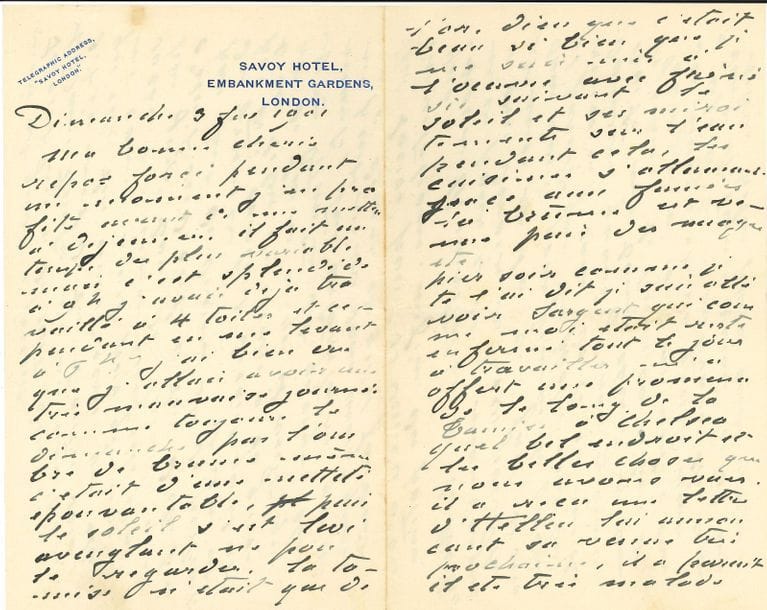 Claude MONET (1840-1926). L.A.S. « ton vieux qui t’aime Claude », Londres Dimanche 3 février 1901, à sa femme Alice, « Ma bonne chérie » ; 8 pages in-8, en-tête Savoy Hotel.

Très belle lettre de Londres.
... « Il fait un temps des plus variable mais c’est splendide. à 9 h. j’avais déjà travaillé à 4 toiles et cependant en me levant à 6 h. j’ai bien cru que j’allais avoir une très mauvaise journée. Comme toujours le dimanche pas l’ombre de brume. Même c’était d’une netteté épouvantable, puis le soleil s’est levé aveuglant [...] La Tamise n’était que de l’or. Dieu que c’était beau si bien que je me suis mis à l’œuvre avec frénésie suivant le soleil et ses miroitements sur l’eau. Pendant cela, les cuisines s’allument. Grâce aux fumées la brûme est venue puis des nuages etc. ». Hier soir il est allé voir Sargent qui comme lui était resté enfermé toute la journée à travailler, et ils se sont promenés le long de la Tamise, à Chelsea, où ils ont vu de belles choses... « Sargent m’a de suite demandé si Madame Hunter ne m’avait pas dit du mal de lui l’autre soir, qu’elle lui avait écrit qu’elle ne comprenait pas que me sachant à dîner chez elle il n’ait pas jugé bon de venir que c’était ridicule à lui d’être pris par tant de dîners et de portraits des premiers venus, et il n’est pas très content disant qu’il est bien libre de vivre à sa guise et de faire ce qu’il veut »... Il reprend sa lettre à 2 h. ½ : « Je ne puis te dire cette journée fantastique. Que de choses merveilleuses mais ne durant pas cinq minutes, c’est à devenir fou. Non il n’y a pas de pays plus extraordinaire pour un peintre. Il est nuit en ce moment pour quelques instants seulement et j’ai dû allumer pour te griffonner mes sensations »... Il évoque avec nostalgie les joies familiales, auxquelles il voudrait se joindre, « mais j’ai aussi de grandes jouissances je vois des choses uniques, merveilleuses et je tripote de la peinture. Par moments je me monte la tête, pour retomber souvent dans ce terri