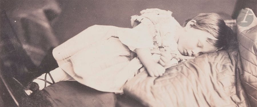 Photographe non identifie? 
(Cercle de la famille Bocher)
Louise de Courcy endormie, c. 1860.
Épreuve sur papier sale?, d’après négatif verre, contrecollée sur carton. Le?gende manuscrite au crayon sur le montage.
9,3 x 21,8 cm

Bibliographie :
Anne de Mondenard et alii, Modernisme ou Modernité, les photographes du cercle de Gustave Le Gray, 2012, p. 216.