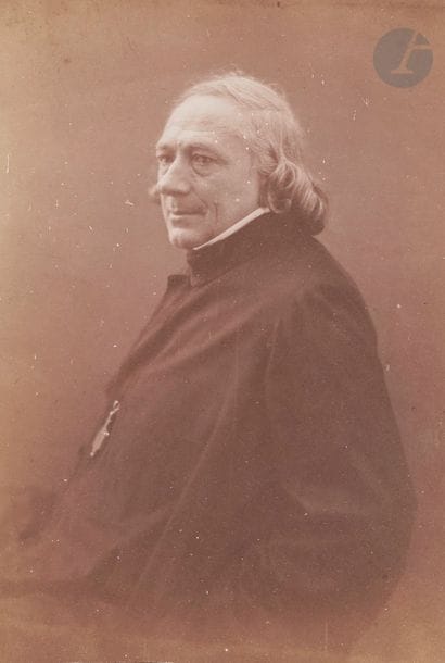 Félix Nadar (1820-1910)
Charles Philipon, c. 1857.
Épreuve sur papier salé, d’après négatif verre au collodion. Annotations manuscrites à la mine de plomb au verso.
23 x 18,8 cm

 Charles Philipon est l’un des patrons de presse les plus importants de la première moitié du XIXe siècle en même temps qu’un caricaturiste de génie. Il a créé tour à tour La Caricature, Le Charivari, Le Journal pour rire dans lequel Félix Nadar entre en mai 1849. À sa mort, Nadar signe un long article dont la dernière phrase est significative : « Ch. Philipon est mort d’une hypertrophie du cœur. Son cœur prenait trop de place, ont dit les médecins. Ils avaient raison. » Sylvie Aubenas et Anne Lacoste, Les Nadar. Une légende photographique, BnF, Paris, 2018.