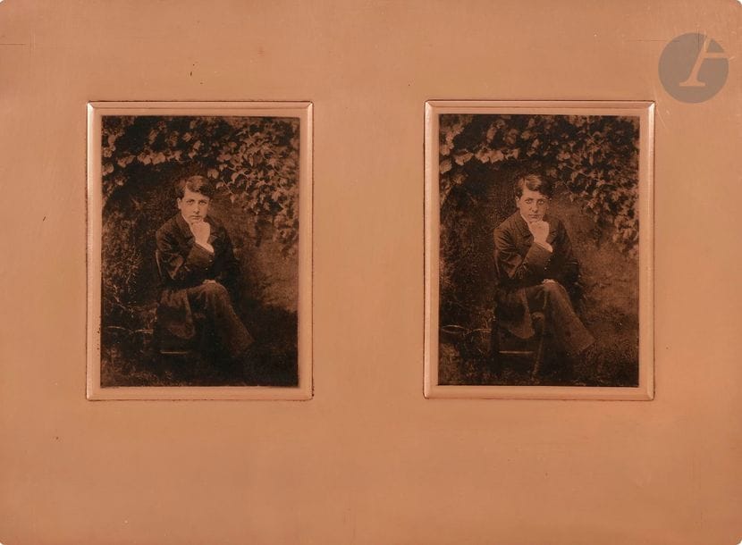 Photographe non identifié
Alain Fournier à 17 ans à la Chapelle d’Angillon, septembre 1905.
Deux (2) plaques de cuivre encrées et vernies pour héliogravure montées sur une grande plaque de cuivre.
12,5 x 9 cm chacune.
Format total : 23,5 x 31 cm

On joint une héliogravure d’essai obtenue à partir de cette plaque.