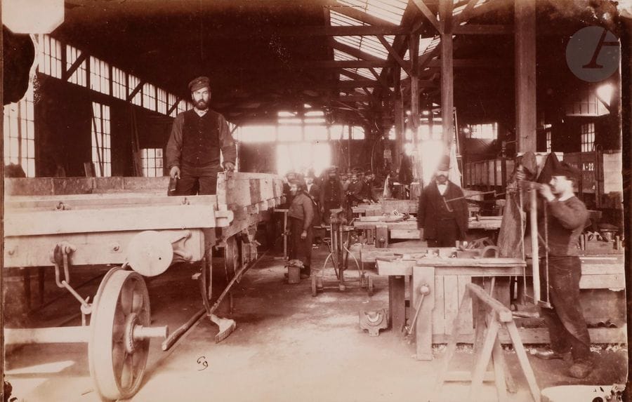 Charles Lallement
Schneider & Cie.
Usine du Creusot, 1881.
Aciéries. Ateliers de construction. Ateliers divers. Mine de Mazenay. Forge. Administration centrale. Mines de Montchanin. Hauts Fourneaux. Chemin de fer. Polygone. Laboratoire. Mines. Bureaux d’étude. Scierie. Entrepôts. Marteau-pilon. Canon. Wagons. Vue générale. Cheminées.
90 épreuves sur papier albuminé, certaines contrecollées sur cartons, accompagnées d’enveloppes d’archives d’époque légendées. Nombreux numéros dans les négatifs.
Formats : de 14 x 22 à 17 x 25,5 cm
Bibliographie :


Dominique Schneider - Caroline Mathieu - Bernard Clément, 
Les Schneider, Le Creusot. Une famille, une entreprise, une ville (1836-1960), cat. expo., Musée d'Orsay, 
28 février - 21 mai 1995, Fayard / Réunion des musées nationaux, 1995.


Il existe dans les collections de l’Ecomusée Creusot Montceau un album probablement constitué par la Société Schneider à la suite de l’Exposition Universelle de 1878 et composé de 317 photographies de Charles Lallement similaires à celles présentées dans la vente.
