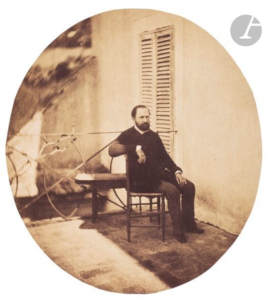 Charles Nègre (1820-1880)
Homme assis sur une terrasse, c. 1852.
Épreuve sur papier salé, d’après négatif papier, ovalisée et contrecollée sur carton.
19,5 x 17,4 cm