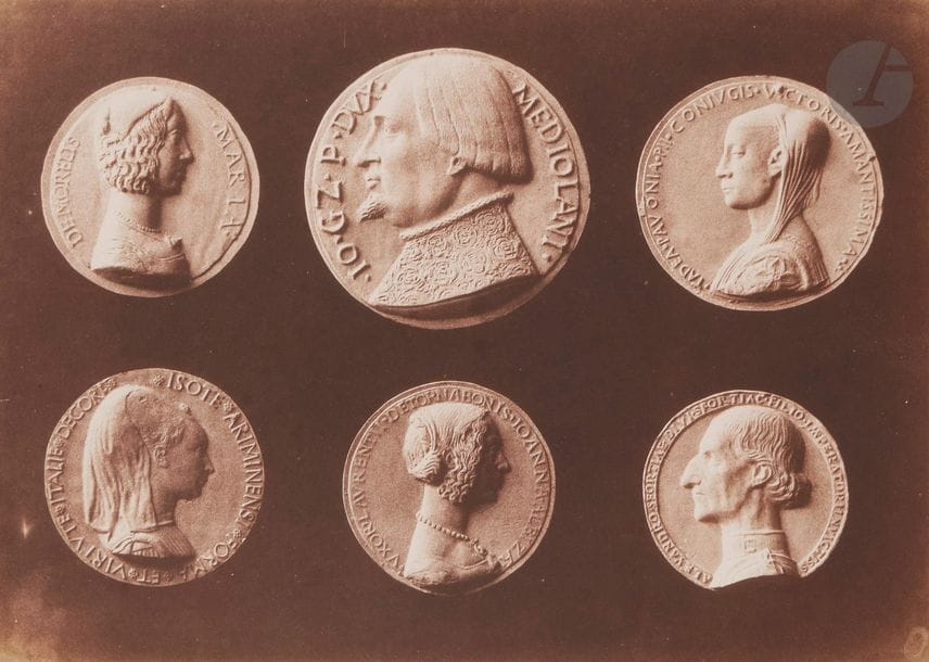 Henri Le Secq (1818-1882)
Médailles italiennes du XVe siècle de la collection de Monsieur Depaulis. Deux différents éclairages, c. 1854.
Deux (2) épreuves sur papier salé, d’après négatifs papier. Légende et signature dans le négatif en bas (1).
24,5 x 33,8 et 24 x 34 cm