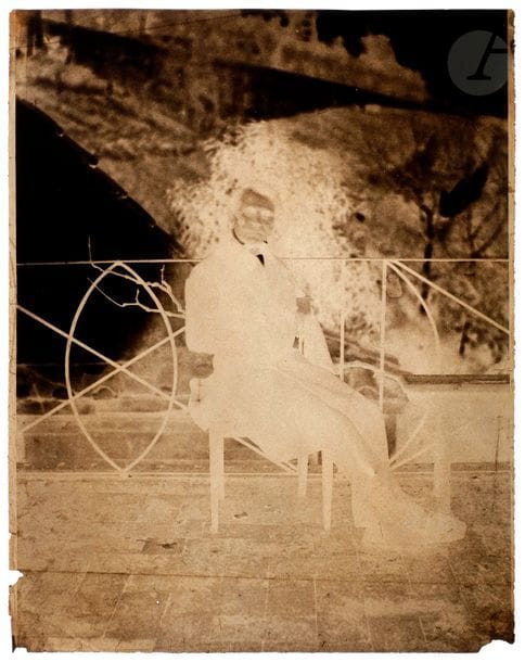 Charles Nègre (1820-1880)
Femme dans une cour. 
Homme assis, c. 1852.
Deux (2) négatifs papier (calotypes).
19,4 x 14,5 et 32,5 x 25,5 cm

 Un portrait de l’actrice Rachel Félix conservé dans les collections du Getty Research Institute est réalisé sur le même balcon que le portrait d’homme assis.