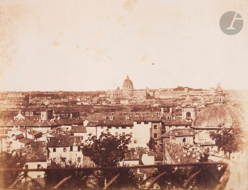 Photographe non identifié
Rome, c. 1850.
Vue depuis le Pincio, Santa Maria dei Miracoli, Santa Maria in Montesanto et la basilique Saint Pierre au loin.
Épreuve sur papier salé, d’après négatif papier, contrecollée par les coins sur feuillet. Légende manuscrite à l’encre sur le montage en bas.
20,8 x 27 cm