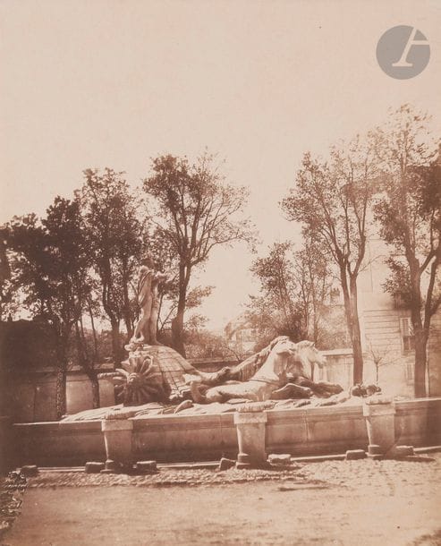 Vicomte Louis de Dax (1816-1872)
Espagne, 1853.
Madrid. Fontaine de Neptune.
Épreuve sur papier salé contrecollée sur carton. Légende à l’encre sur le montage.
20,5 x 16,5 cm

 Originaire de Montpellier, avocat et diplomate, Louis de Dax se forme à la photographie auprès de Claude Marie Ferrier. Il est également l’un des pionniers de la technique sur négatif en verre qu’il découvre aux côtés de l’inventeur et photographe slovène Joannes Puhar, qu’il rencontre alors qu’il fuit l’épidémie de choléra qui sévit à Trieste. Entre 1850 et 1854, il produit une série d’épreuves, dont 24 composent l’album Vista de Paris y algunas de otros puntos, loué à plusieurs reprises par Ernest Lacan dans La Lumière. Cette épreuve représentant la Fontaine de Neptune à Madrid, compte parmi celles qui constituent l’unique album connu du photographe, conservé aujourd’hui dans les collections royales espagnoles.