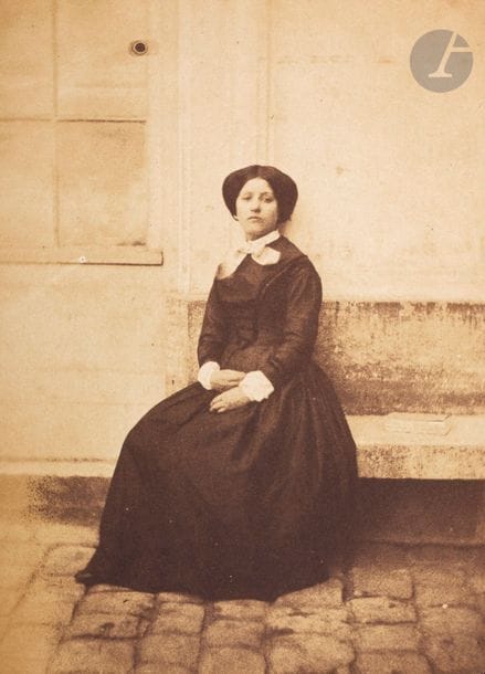 Charles Nègre (1820-1880)
Femme assise au 21 quai de Bourbon, c. 1852.
Positif/Négatif :
- Épreuve sur papier salé.
- Négatif papier (calotype).
16,2 x 11,7 et 17 x 12,9 cm