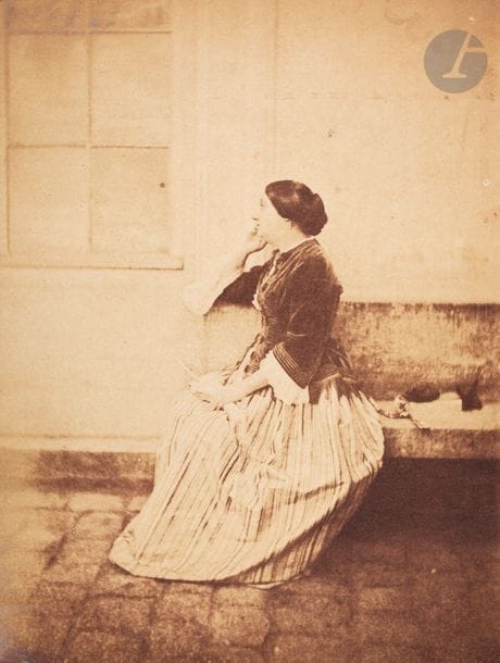 Charles Nègre (1820-1880)
Femme assise au 21 quai de Bourbon, c. 1852.
Deux (2) épreuves sur papier salé, d’après négatif papier.
Format moyen des épreuves : 19 x 14,5 cm
