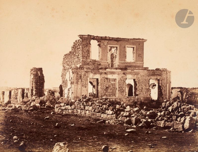 Jean-Charles Langlois (1789-1870)
Guerre de Crimée, 1855.
Ruines de Karabelnaja.
Épreuve sur papier salé-albuminé, d’après négatif papier, contrecollée sur carton. Signature du photographe à l’encre, légende manuscrite à l’encre et timbre sec du tireur-éditeur « Martens Paris » sur le montage en bas.
24,4 x 31,6 cm