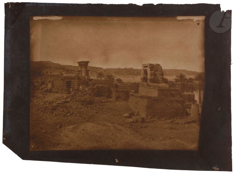 Maxime Du Camp (1827-1888)
Nubie, 11 avril 1850.
Village et temple de l’île de Be?ghe?.
Deux (2) épreuves :
- Épreuve sur papier salé, d’après négatif papier, probablement tirée par le photographe et non émargée.
- Épreuve sur papier salé (procédé Blanquart-Évrard).
20,5 x 28,2 (avec marges) et 16,1 x 20,1 cm

Bibliographie :
Maxime Du Camp, Égypte, Nubie, Palestine et Syrie, Paris, Gide et J. Baudry, 1852, pl. 81.
Dewitz et alii, Die Reise zum Nil 1849-1850. Maxime Du Camp und Gustave Flaubert in Ägypten, Palästina und Syrien, Steidl, 1997, p. 156.