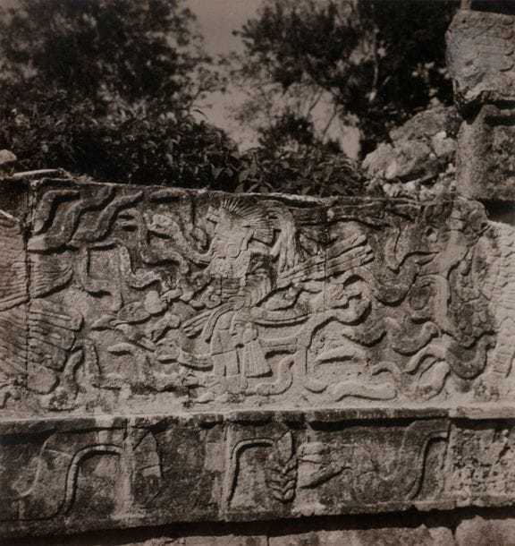 Eva Sulzer (1902-1990).
Voyage au Mexique et au Canada en compagnie de Wolfgang Paalen et Alice Rahon, 1939.
Uxmal. Chichen Itza. Site maya du Yucatan. Cenote. Alert Bay, Canada.
12 épreuves argentiques d’époque. Légendes manuscrites (10) et mentions manuscrites « Foto Eva Sulzer » (3) au crayon aux versos. Une légende dans la marge inférieure (Alert Bay).
Images : 20,2 x 19,2 et 18,8 x 19,2 cm
Feuilles : 21,2 x 19,8 et 25,2 x 20,3 cm

 Suite à l’acquisition de photographies d’Eva Sulzer, le Getty Research Institute réalise en 2013 l’exposition Farewell to Surrealism : The Dyn Circle in Mexico.

En 1939, les trois artistes, Wolfgang Paalen, Alice Rahon et Eva Sulzer, quittent Paris pour explorer les ruines indigènes du Pacifique Nord-Ouest et du Mexique précolombien. Ils font partie d’un groupe international d’artistes et d’écrivains surréalistes qui s’exilent à Mexico dans les années 1940, où ils créent le journal Dyn. Les peintres et photographes qui ont contribué à Dyn ont partagé une fascination pour le passé autochtone américain. 