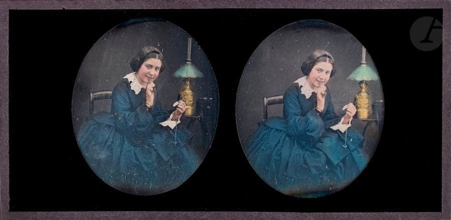 Daguerréotypiste non identifié
Jeune fille à la montre, c. 1850.
Daguerréotype stéréoscopique colorisé, dans son montage d’époque.
Format (montage) : 8,5 x 17 cm