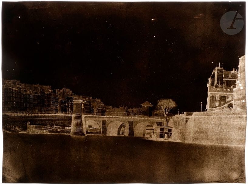 Charles Nègre (1820-1880)
Paris, c. 1852.
Ancien pont suspendu d’Arcole.
Négatif papier (calotype).
17,6 x 23,5 cm

 Le pont suspendu d’Arcole, situé à proximité de l’atelier du photographe, est remplacé par le pont actuel en 1854.