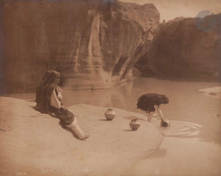 
Edward Sherrif Curtis (1868-1952)

At the old well of Acoma (Keres), 1904.

Épreuve au platine, contrecollée sur carton. Numérotation « 375-04 » dans le négatif.

41 x 52 cm



Bibliographie : 

The North American Indian, vol. 16, pl. 571. 
