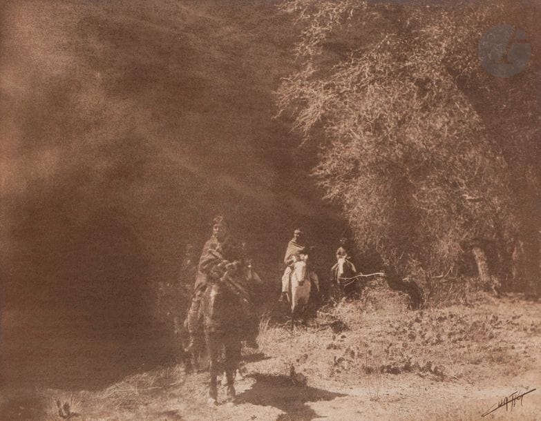 
Edward Sherrif Curtis (1868-1952)

Out of the Darkness (Navaho), 1904.

Épreuve au platine, contrecollée sur carton. Signature du photographe à l’encre en bas à droite. Numérotation « 100-04 » dans le négatif.

32,2 x 40,8 cm



Bibliographie : 

The North American Indian, vol. 1, pl. 37.
