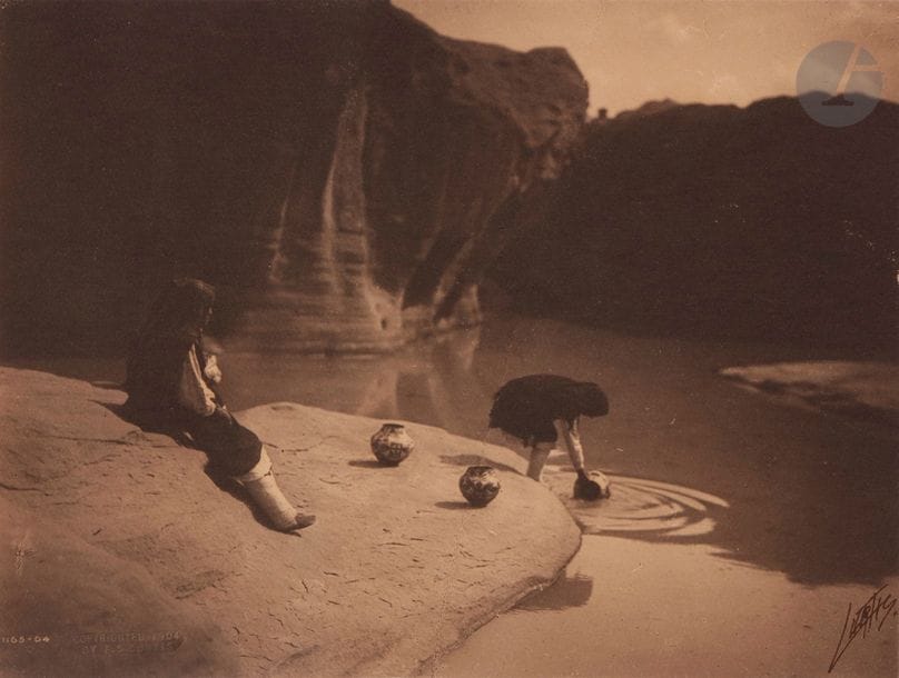 Edward Sherrif Curtis (1868-1952)
At the old well of Acoma (Keres), 1904.
Épreuve au platine, signée à l’encre en bas à droite. Numéro de négatif 1165-04 et timbre sec « Copyrighted 1904 by E. S. Curtis » en bas à gauche.
14,7 x 19,5 cm 