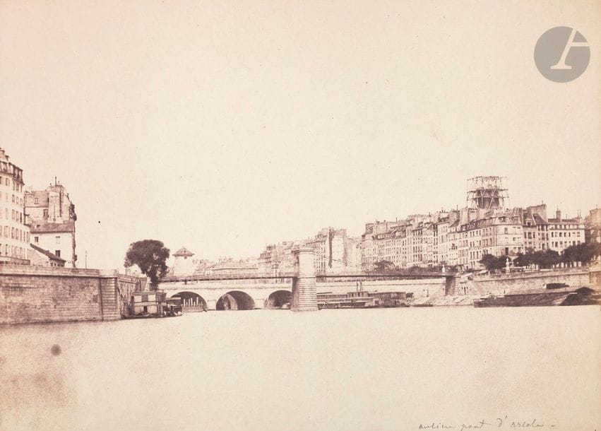 Charles Nègre (1820-1880)
Paris, c. 1852.
Ancien pont suspendu d’Arcole et restauration de la Tour Saint-Jacques.
Épreuve sur papier salé, d’après négatif papier. Légende à la mine de plomb en bas à droite.
23 x 32 cm 