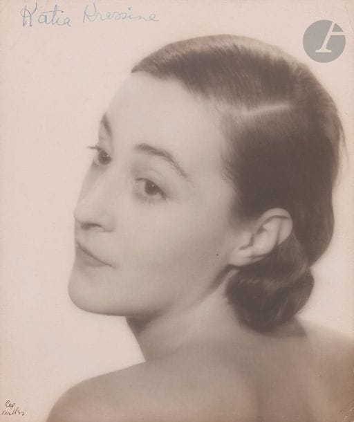 Lee Miller (1907-1977)
Katia Krassina, 1931.
Épreuve argentique d’époque, signée « Lee Miller » à l’encre noire en bas à gauche et titrée « Katia Krassine » à l’encre bleue en haut à gauche. Tampon « Lee Miller - 12, rue Victor - Considérant - Paris XIVe » au verso.
20,9 x 17,6 cm

 Les tirages signés de la période française d’avant-guerre sont d’une insigne rareté, ainsi que le confirme Antony Penrose, fils de Lee Miller et directeur du Lee Miller Archives.
L’annotation au recto de la photographie est de la main de Ludmilla Krassina, sœur ainée de Katia.