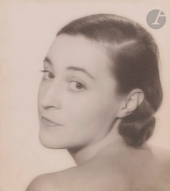 Lee Miller (1907-1977)
Katia Krassina, 1931.
Épreuve argentique d’époque. Tampon « Lee Miller - 12, rue Victor - Considérant - Paris XIVe » au verso.
20,5 x 17,5 cm