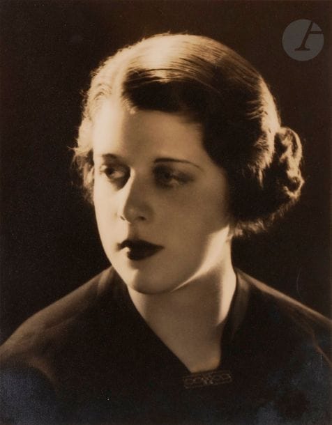Lee Miller (1907-1977)
Jeune femme New York, c. 1932.
Épreuve argentique d’époque. Tampon « Lee Miller - 8 East 48 St. - N.Y. City » au verso.
Image : 24 x 19 cm
Feuille : 25,2 x 20,3 cm

 Ce rare tampon du studio de Lee Miller à New York témoigne du retour aux USA de la photographe en 1932. Elle y reste durant deux ans avant de s’installer au Caire avec son mari Aziz Eloui Bey. Durant cette courte période, Lee Miller poursuit sa carrière de photographe dans un studio qu’elle loue avec son frère Erik non loin du Radio City Music Hall. Les clients de cet éphémère studio new-yorkais sont, entre autres, l’agence de publicité B.B.D.O., les femmes d’affaires Elizabeth Arden et Helena Rubinstein ou encore les grands magasins Saks Fifth Avenue et I. Magnin and Co.