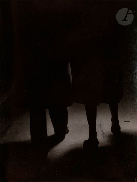 Bill Brandt (1904-1983)
The war blackout. London, 1939.
Épreuve argentique d’époque. Tampon « Photo Bill Brandt », titre, annotations manuscrites et indications de recadrage au verso.
20,6 x 15,5 cm